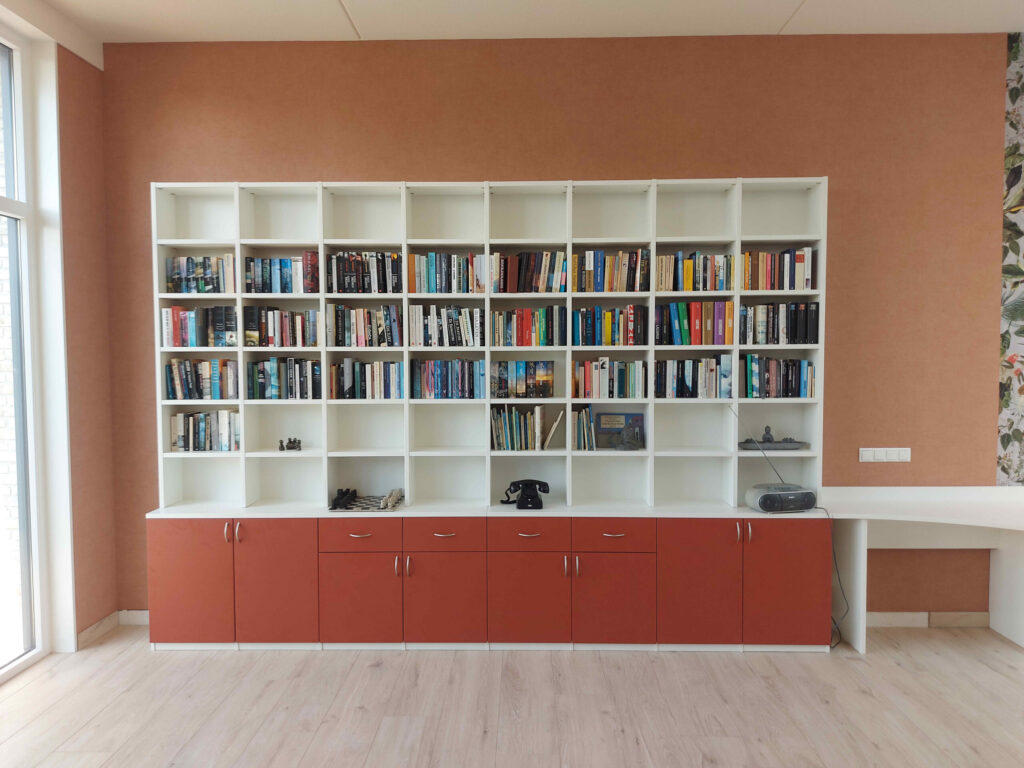 Boekenkast op maat met deuren